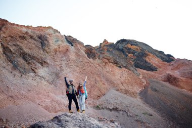 El ile çift kaldırdı