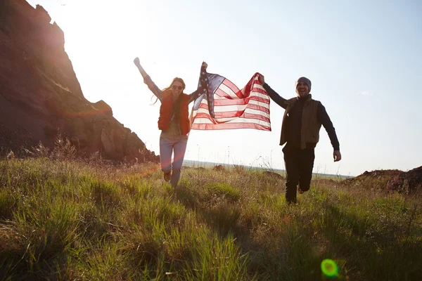 Happy patrioter med amerikanska flaggan — Stockfoto