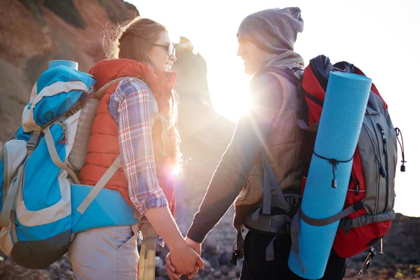 Casal de caminhantes com mochilas — Fotografia de Stock