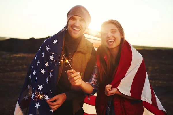 Patriotas com bandeira americana — Fotografia de Stock