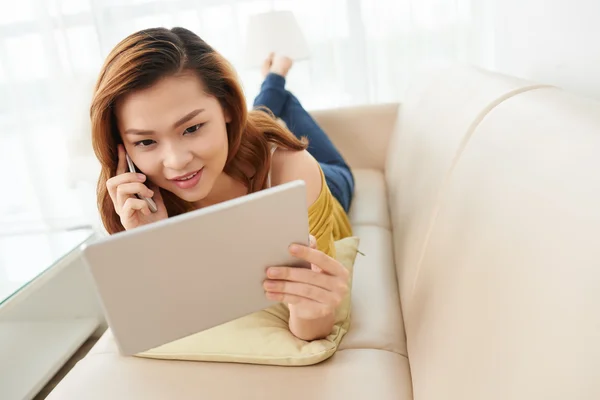 Frau mit Tablet und Handy — Stockfoto