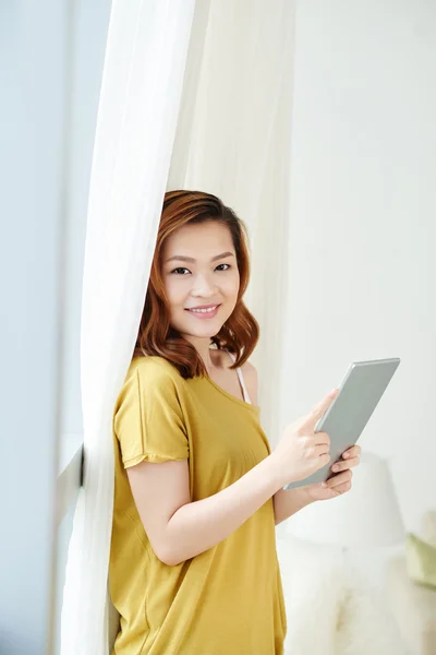 Молода жінка з цифровим планшетом — стокове фото