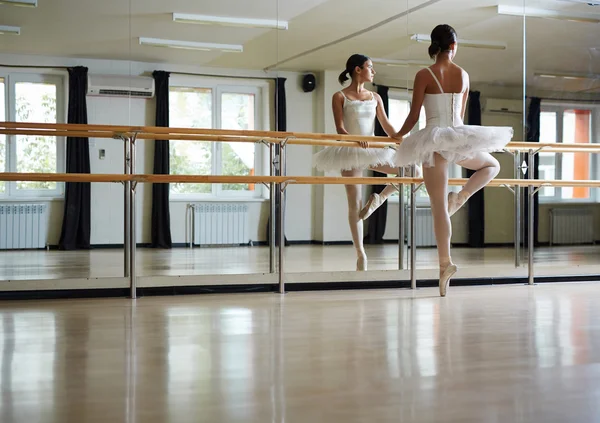 Bailarina ejercitándose en clase — Foto de Stock