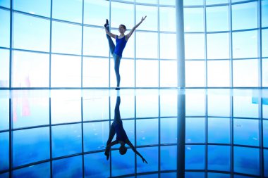 Esneme egzersizi yapan kadın.