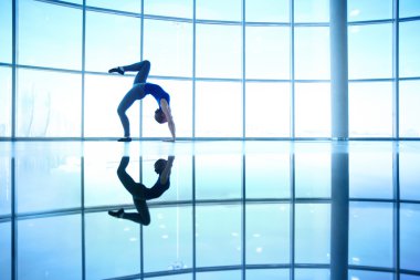 denge egzersiz yapıyor kadın