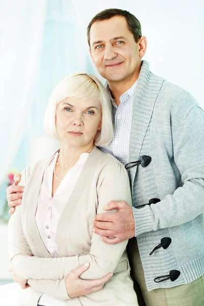 Mature couple looking at camera — Stock Photo, Image