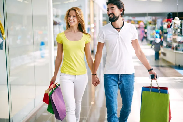 Paret gick nedför mall — Stockfoto