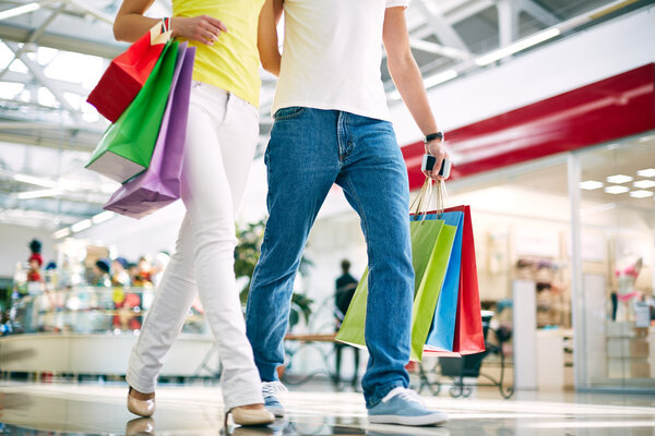 couple with shopping bags