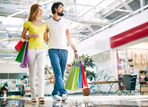 Paret gick nedför mall — Stockfoto