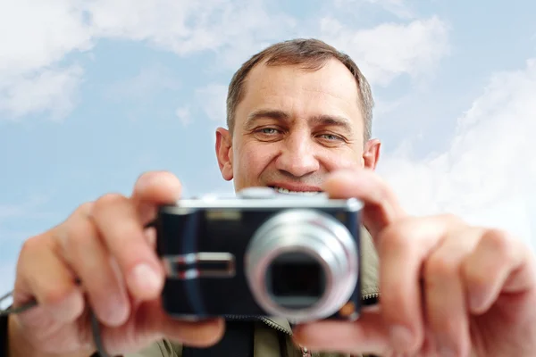 Mature man taking pictures — Stock Photo, Image