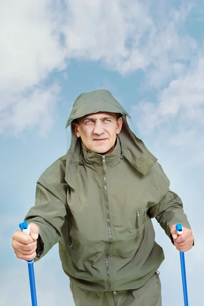 Зрелый мужчина в куртке во время поездки — стоковое фото