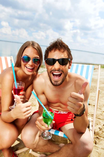 Casal se divertindo na praia — Fotografia de Stock