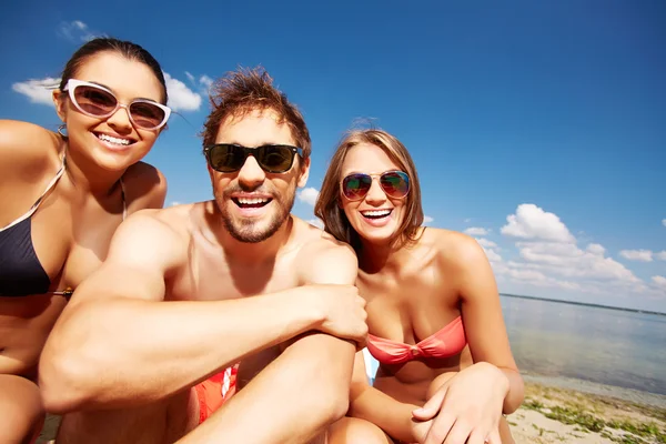 Jóvenes amigos disfrutando del descanso —  Fotos de Stock