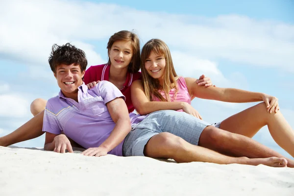 Teenage friends looking at camera — Stock Photo, Image