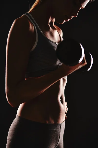 Mujer haciendo ejercicio con mancuerna — Foto de Stock