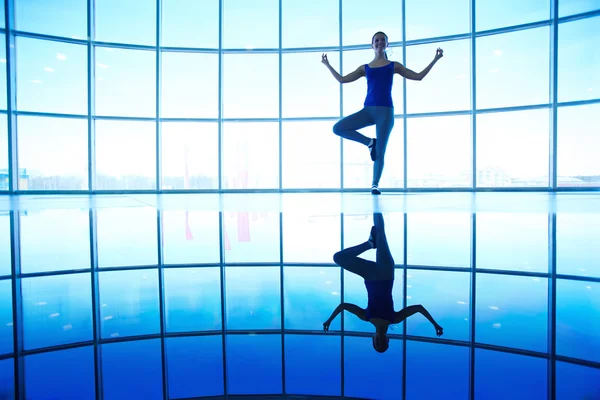 Mujer haciendo yoga — Foto de Stock