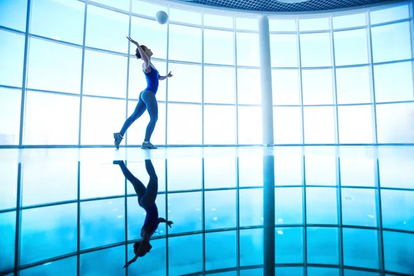 Voleybol oynayan kadın — Stok fotoğraf