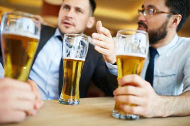 İşadamları bahsediyoruz ve bira içmek