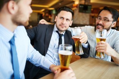 Barda bira içme işadamları grubu 