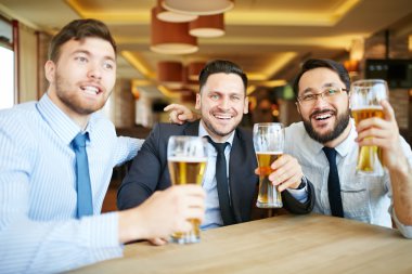 Bira ile başarı kutluyor işadamları çubuk.