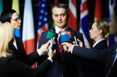 Journalistes görüşme politikacı