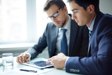 İşadamları ofiste dijital tablet kullanma