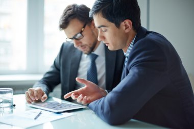 İş planları tartışırken iş arkadaşları 