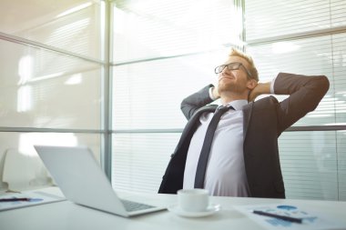 İşten sonra istirahat iş adamı