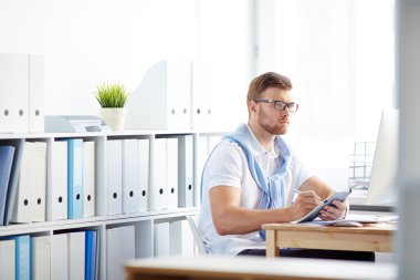 Notlar ofiste yapım sorumlusu