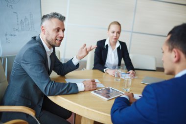 Onun yöneticileri yeni proje açıklayan işveren 