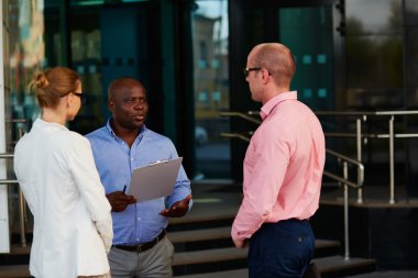 Bir şey onun ortaklara açıklayan işadamı 