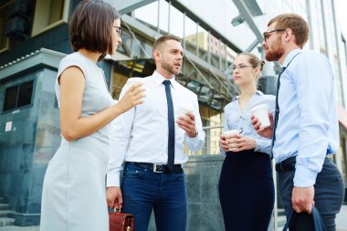 Kahve içme ve iletişim iş arkadaşları 