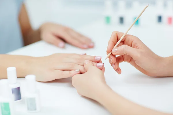 Mãos femininas que recebem uma manicura — Fotografia de Stock