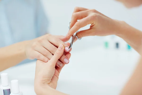 Manicure cortando a cutícula com tesoura — Fotografia de Stock