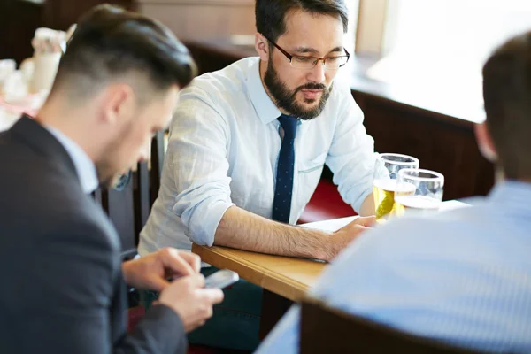 Empresarios bebiendo cerveza después del trabajo — Foto de Stock