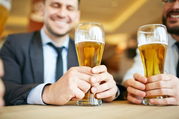 男人喝啤酒在酒吧 — 图库照片