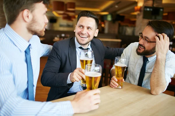 Partenaires commerciaux Profiter de la bière après le travail — Photo