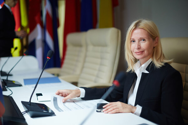 Женщины-делегаты на политическом саммите
