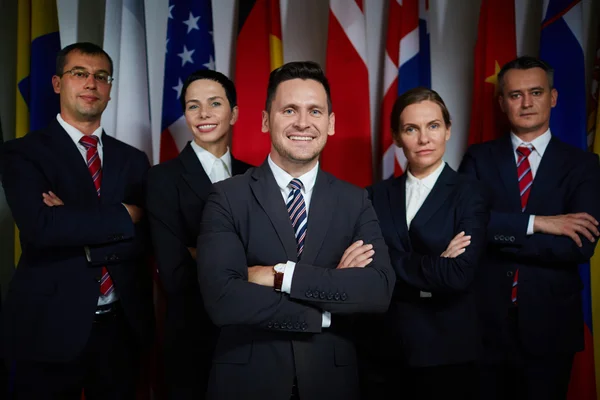 Equipe de negócios nacional com armas cruzadas — Fotografia de Stock