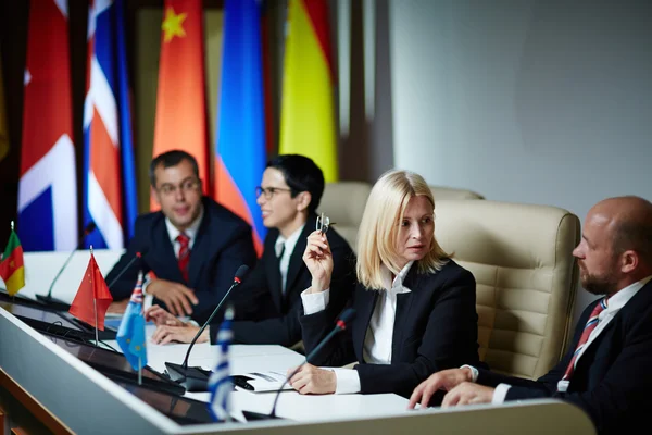 Politiker consulting på internationella forum — Stockfoto