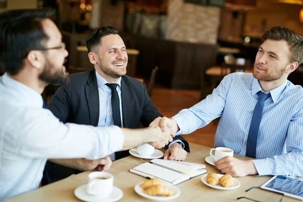 Empresários fazendo um acordo — Fotografia de Stock