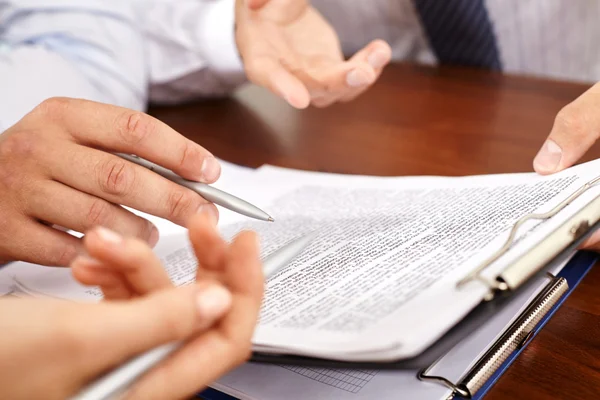 Empresários lendo um contrato de negócios — Fotografia de Stock