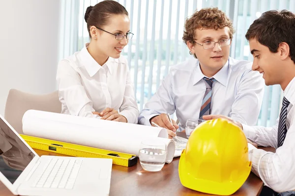 Gruppe von Ingenieuren plant Geschäftsplan — Stockfoto