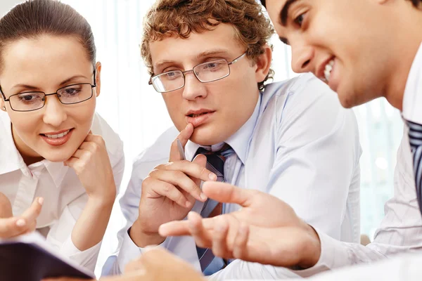 Geschäftsteam diskutiert Arbeit im Büro — Stockfoto