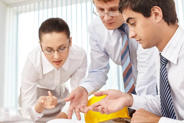 Businesspeople discussing work during a meeting — Stock Photo, Image