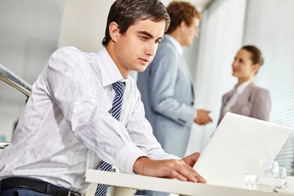 Serieuze zakenman werkt aan laptop — Stockfoto