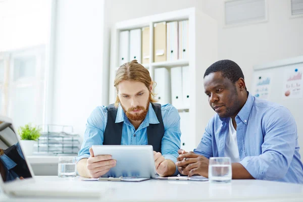 Compañeros de trabajo viendo la presentación en la tableta PC — Foto de Stock