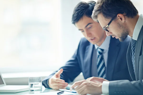 Des hommes d'affaires discutent du travail lors d'une réunion — Photo