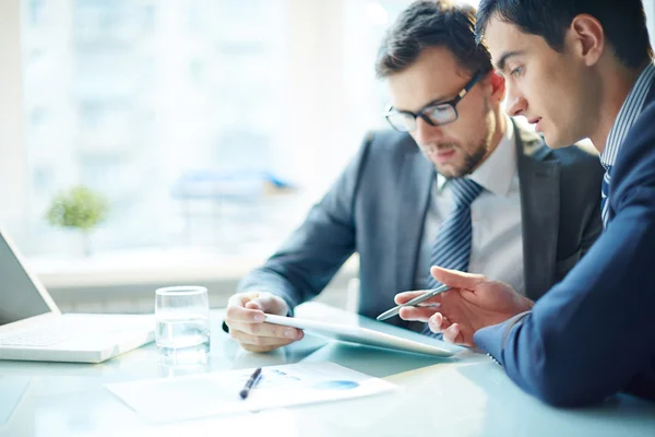 Socios comerciales que trabajan en equipo — Foto de Stock