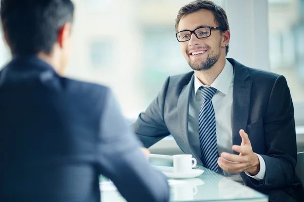 Üzletemberek egy értekezleten megvitatása — Stock Fotó